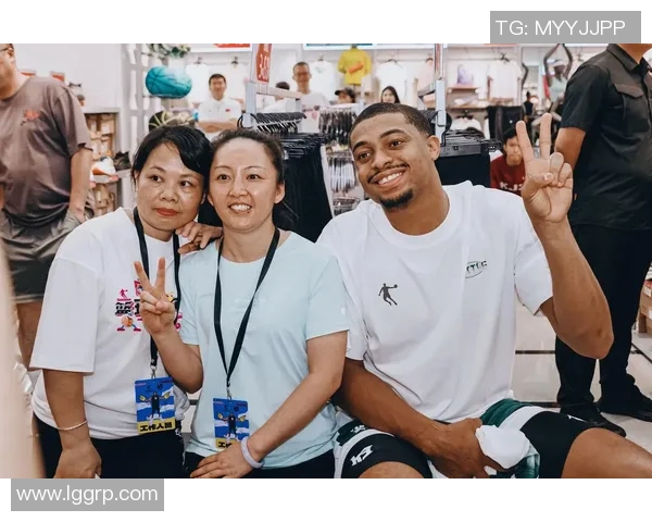 外国篮球明星与粉丝互动引发热议运动员的责任与粉丝的期待如何平衡